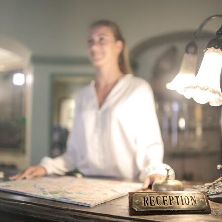 Recepcjonista w hotelu